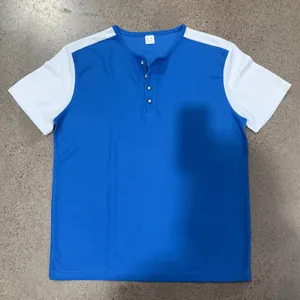 Detalle de la textura de punto gofrado y el diseño color-block de la camiseta Henley de hombre