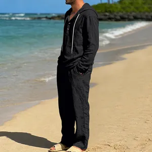 Schwarzes Herren-Leinen-Freizeitset mit Kapuzenpullover und Hose am Strand