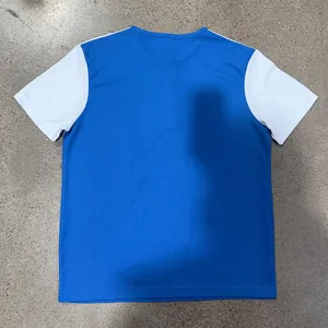 Vista trasera detallada de una camiseta casual de hombre en punto de nido de abeja