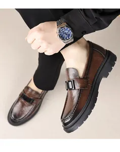 Vista detallada de mocasines de cuero marrón para hombre con suela de plataforma y hebilla