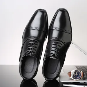 Detalle de zapatos brogue de cuero negro en un elegante escritorio de negocios