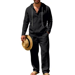 Ganzkörperansicht eines männlichen Models in schwarzem Leinenhemd mit Kapuze und Hose.