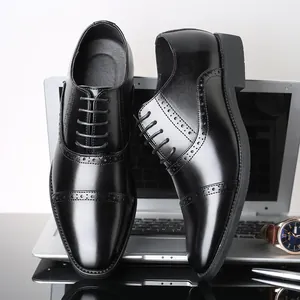 Zapatos Oxford negros clásicos para hombre con detalles brogue, ideales para negocios y gala