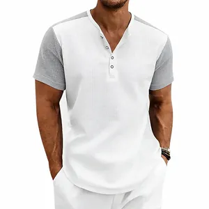 Detalle de una camiseta Henley para hombre con mangas en tejido de punto gofrado gris