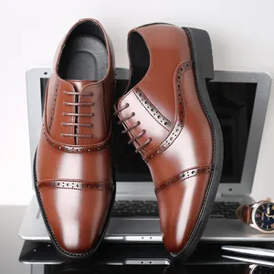 Zapatos Oxford de piel marrón pulida con elegantes detalles brogue y diseño clásico