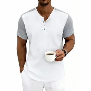 Detalle de una camiseta Henley para hombre en punto de gofre bicolor blanco y gris de calidad