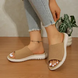 Primer plano de sandalias de cuña beige de punto con tejido texturizado y suela blanca