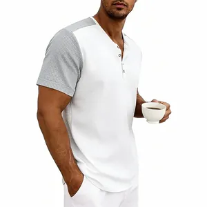 Primer plano de camiseta Henley informal para hombre en punto gofrado con mangas grises