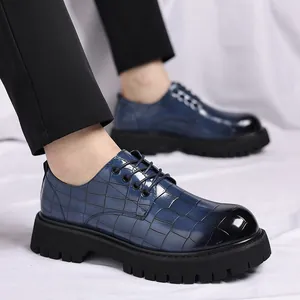 Primo piano della trama a coccodrillo di scarpe in pelle blu con suola spessa