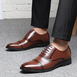 Primer plano de zapatos oxford brogue de cuero marrón para hombre, estilo formal con cordones