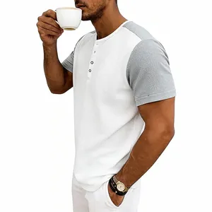Vista detallada de camiseta Henley para hombre de punto de gofre en blanco y gris