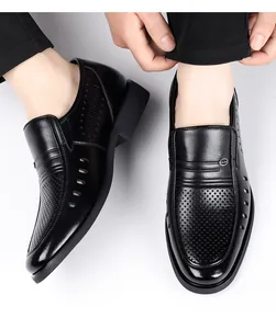 Vue détaillée de chaussures de ville en cuir noir perforé pour hommes sur un mannequin