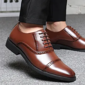 Primer plano de zapatos de vestir oxford de cuero marrón para hombre con cordones