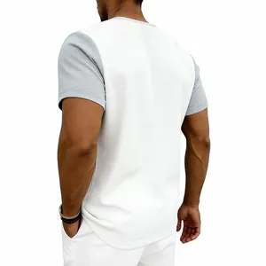 Vista trasera de una camiseta henley de manga corta para hombre en tejido gofrado blanco y gris