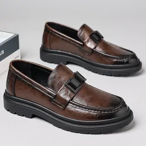 Mocasines de cuero marrón para hombre con suela gruesa y elegante detalle de hebilla