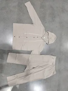 Lässiges beige Herren Leinen-Set bestehend aus Kapuzenhemd und passender, lockerer Hose.