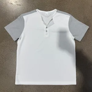 Detalle de camiseta Henley para hombre con textura de gofre y mangas grises