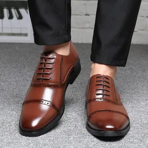 Primer plano de zapatos Oxford de cuero marrón clásicos para hombre con detalles brogue