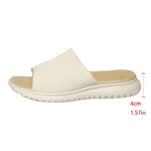 Detalle de sandalia con cuña de punto con altura de tacón de plataforma de 4 cm.