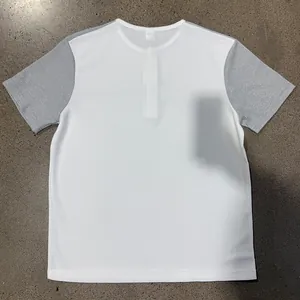 Vista trasera que muestra la textura de gofre y las mangas grises de la camiseta Henley