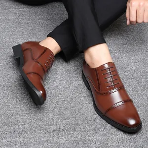 Primer plano de elegantes zapatos de vestir para hombre de estilo brogue marrón
