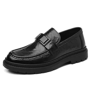 Mocasines clásicos negros para hombre estilo británico en cuero suave y suela de goma gruesa