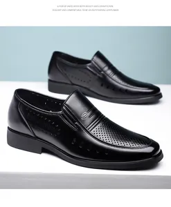 Vue rapprochée de chaussures élégantes en cuir noir perforé pour un look business raffiné