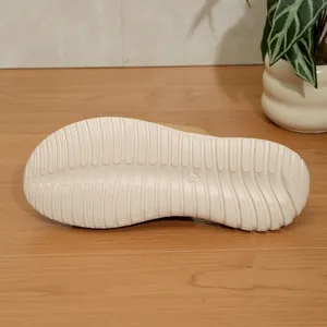 Detalle de la suela de goma antideslizante con textura en sandalias cuña