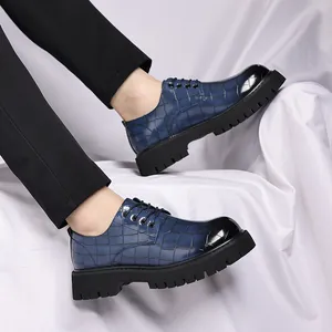 Dettaglio di scarpe Oxford blu da uomo con stampa coccodrillo e suola spessa su sfondo bianco