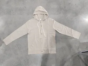 Vue détaillée d'une chemise à capuche en lin beige pour homme avec boutons et cordon.