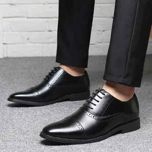 Vista detallada de cerca de los zapatos Oxford de cuero negro para hombre con motivos brogue.