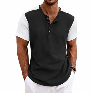 Vista detallada de la camiseta Henley de punto tipo gofre bicolor para hombre