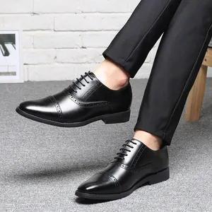 Primer plano detallado de zapatos de vestir negros para hombre con brogue británico