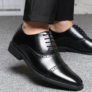 Vista detallada de zapatos de vestir negros con elegantes detalles brogue inglés