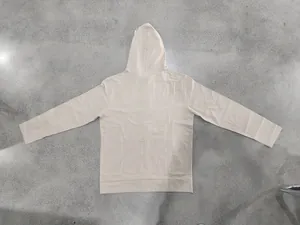 Vue arrière d'une chemise en lin beige à capuche pour hommes en style décontracté