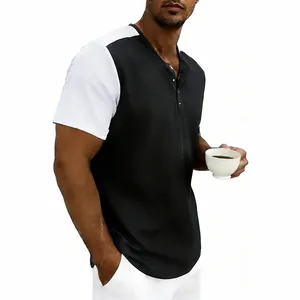 Primer plano de la textura de punto de nido de abeja en la camiseta Henley bicolor