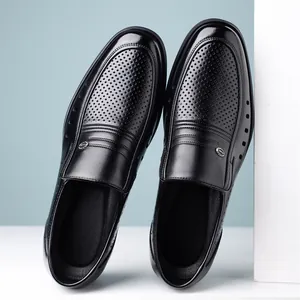 Scarpe da ufficio in pelle nera traforata da uomo con suole morbide e traspiranti.