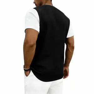 Detalle de vista trasera de camiseta Henley hombre en punto de gofre bicolor negro y blanco