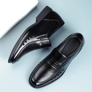 Scarpe eleganti da uomo in pelle nera traforata con suola morbida e design traspirante.