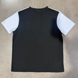 Vista trasera de camiseta de hombre de punto de gofre con diseño color-block negro y blanco