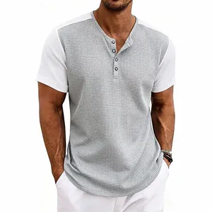 Vista detallada de la camiseta Henley para hombre en punto gofrado gris y blanco.