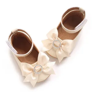Elegante cremefarbene Baby-Prinzessin-Schuhe mit großer Satinschleife und Strass-Schnalle