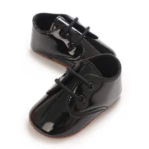 Dettaglio scarpe da camminata per neonati in vernice nera con suola morbida antiscivolo