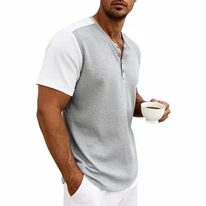 Primer plano de camiseta Henley de hombre en punto gofrado con mangas en contraste
