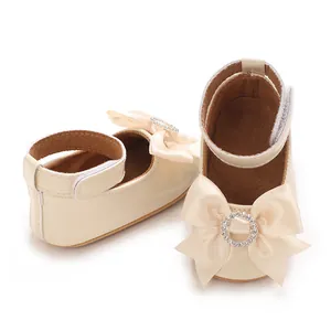 Elegante beige Baby-Prinzessin-Schuhe mit funkelnder Strass-Schleife in der Detailansicht