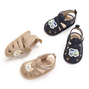 Gedetailleerd overzicht van schattige cartoon peutersandalen met zachte zolen voor baby's.