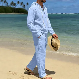 Herren Hellblaues Leinen-Set mit Kapuzenhemd und Hose für den sommerlichen Strandurlaub