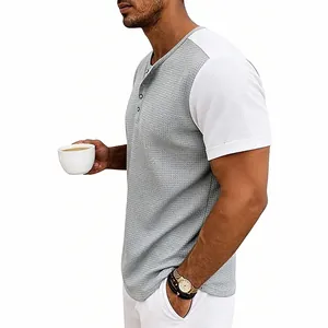 Detalle de la textura de gofre en una camiseta Henley de hombre con diseño de bloques de color