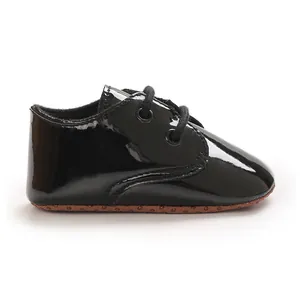 Scarpa da neonato nera lucida con suola in tessuto morbida e antiscivolo