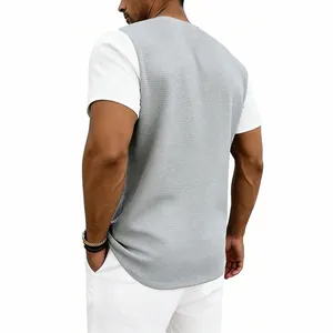 Vista trasera detallada de una camiseta de punto de gofre para hombre en gris y blanco